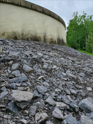 right side of tank sloping down